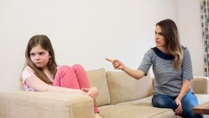 Симптомы сложного детства: что говорят родители-нарциссы своим детям