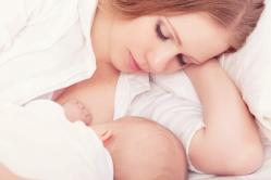 Важный элемент правильного роста и развития — кормление новорожденных в первые дни: подходящие позы, режим питания и полезные советы молодым мамочкам